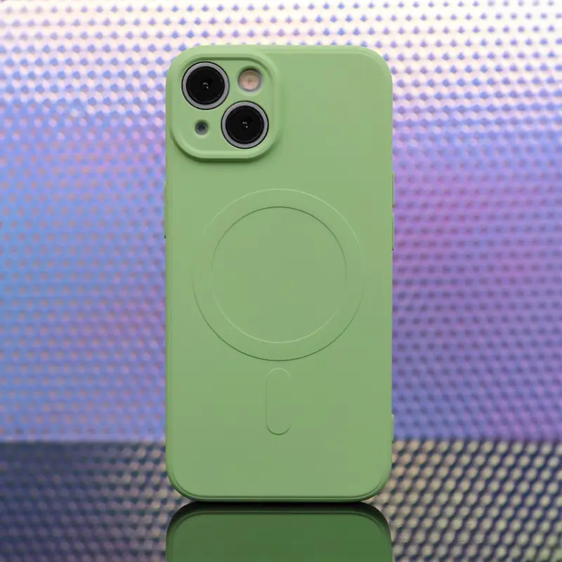 Silikonový kryt s magnetickým nabíjením Apple iPhone 13, světle zelený